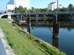 Öl im Hafen 